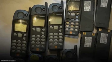 كنز بالهواتف القديمة.. مصريون يبحثون عن ذرات الذهب في قطع غيار الأجهزة المستعملة